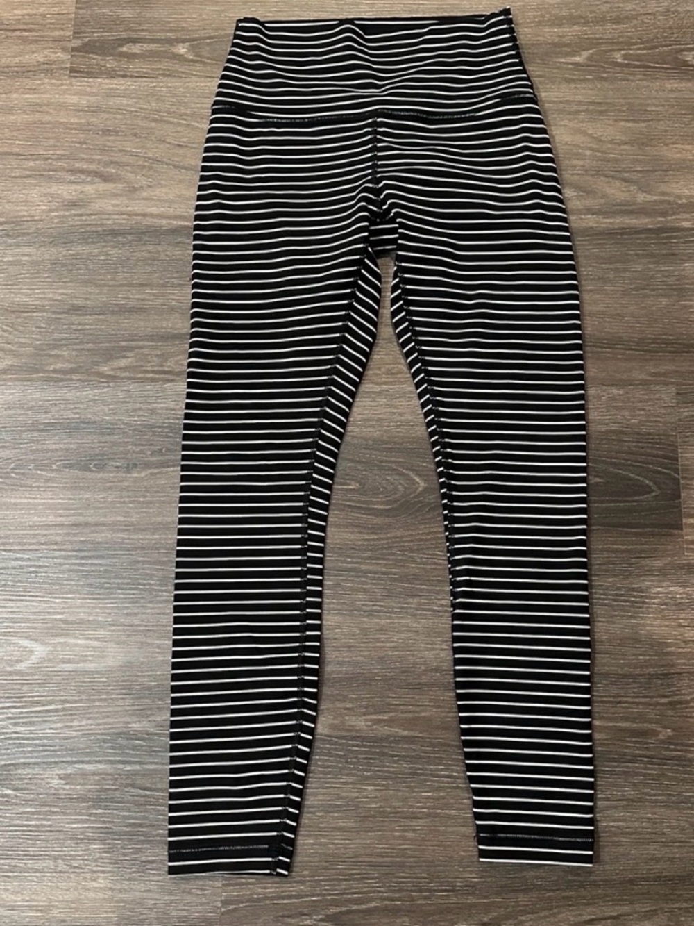 Lululemon 6 Wunder Under High-Rise
Tight Luxtreme 28" Parallel Stripe Blk/White